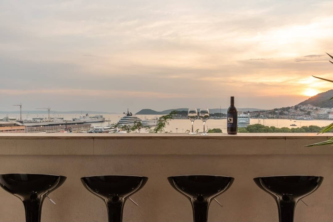 Balkon s pogledom na luku u suton