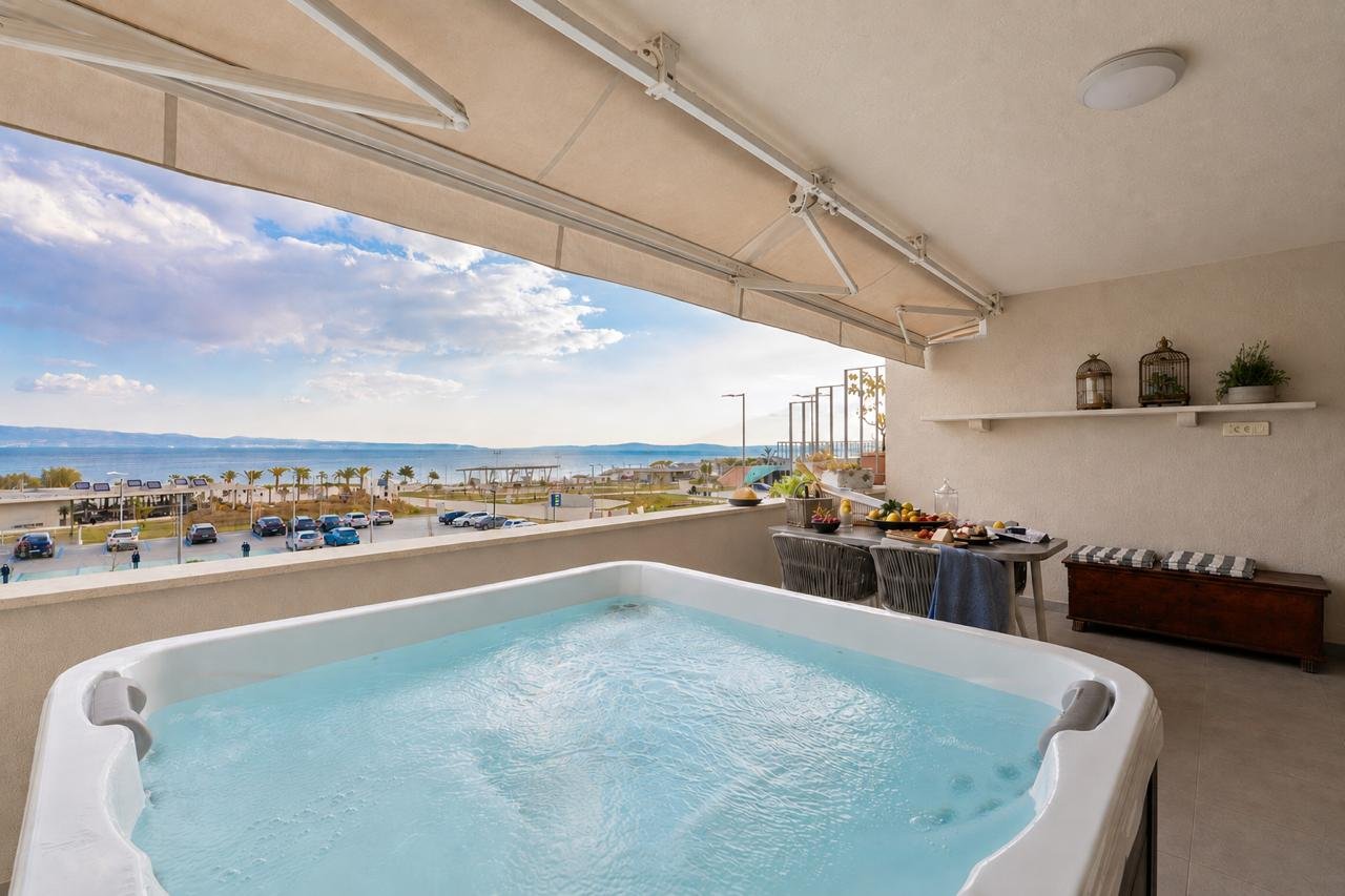 Terasa s jacuzzijem i pogledom na more